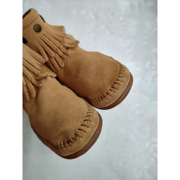 Minnetonka Womens Tan Suede Fringe Ankle Boots Moccasin Style Size 6 - Picture 4 of 9